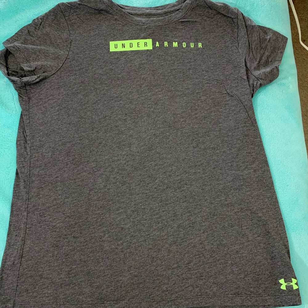 🌸 Under Armour Shirt